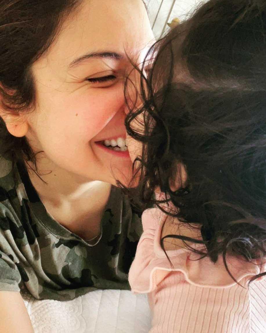 Anushka Sharma dan anaknya (instagram.com/anushkasharma)