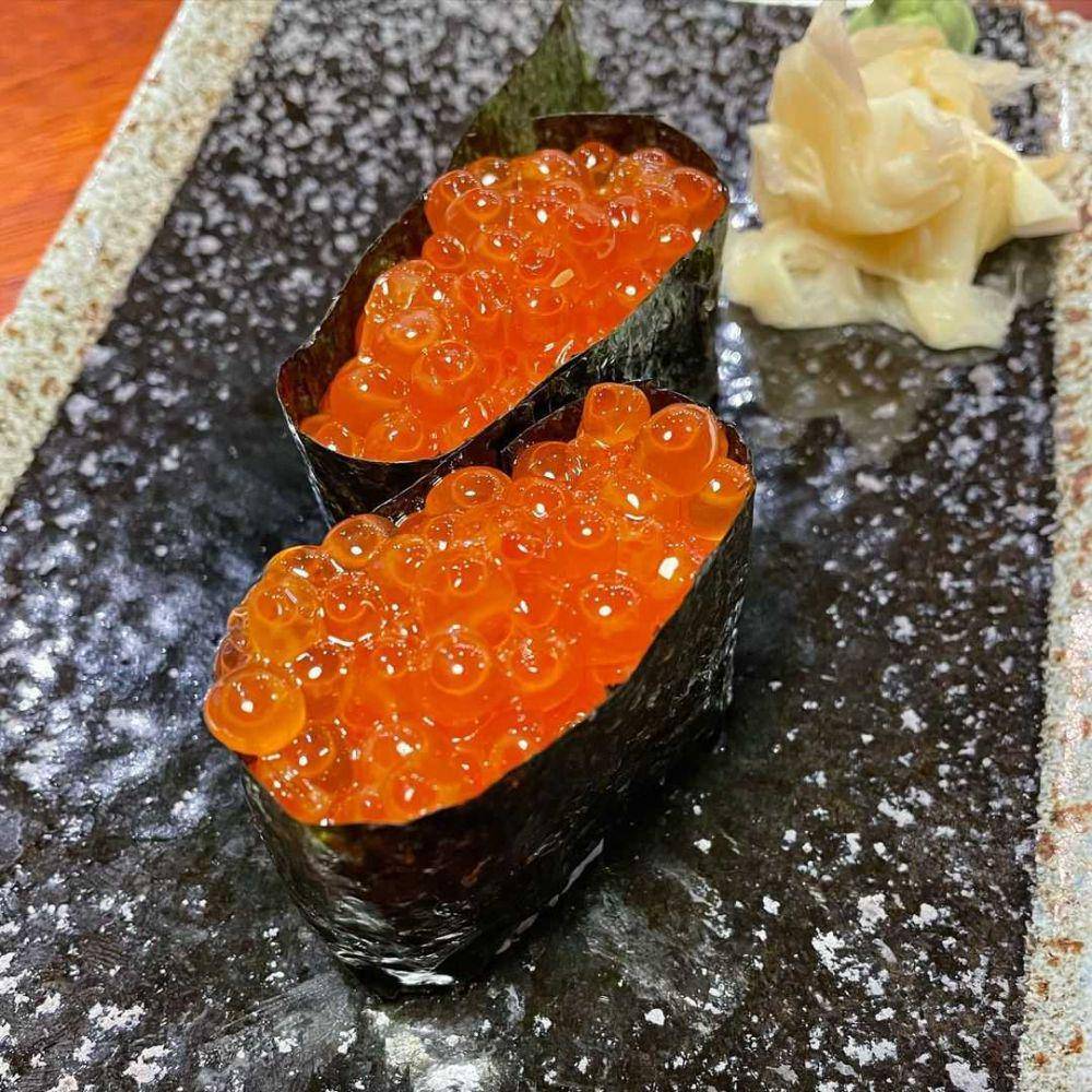 salmon roe sushi (instagram.com/memoirmemoria)