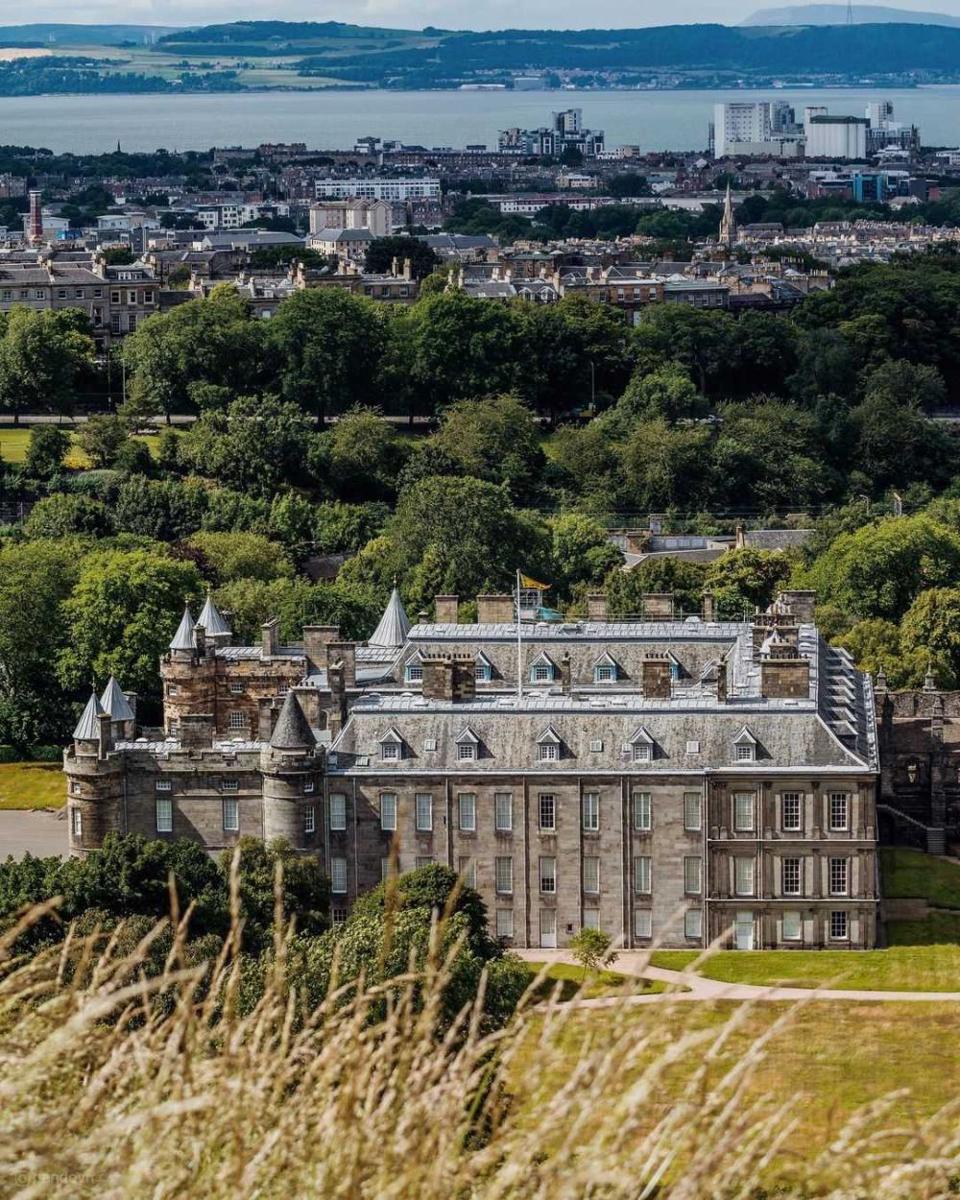 Holyrood Palace (instagram.com/pandeyyr)