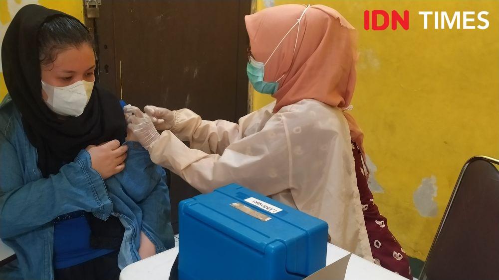Level PPKM Menurun, Puluhan Pengungsi di Semarang Disuntik Vaksin Dosis Pertama