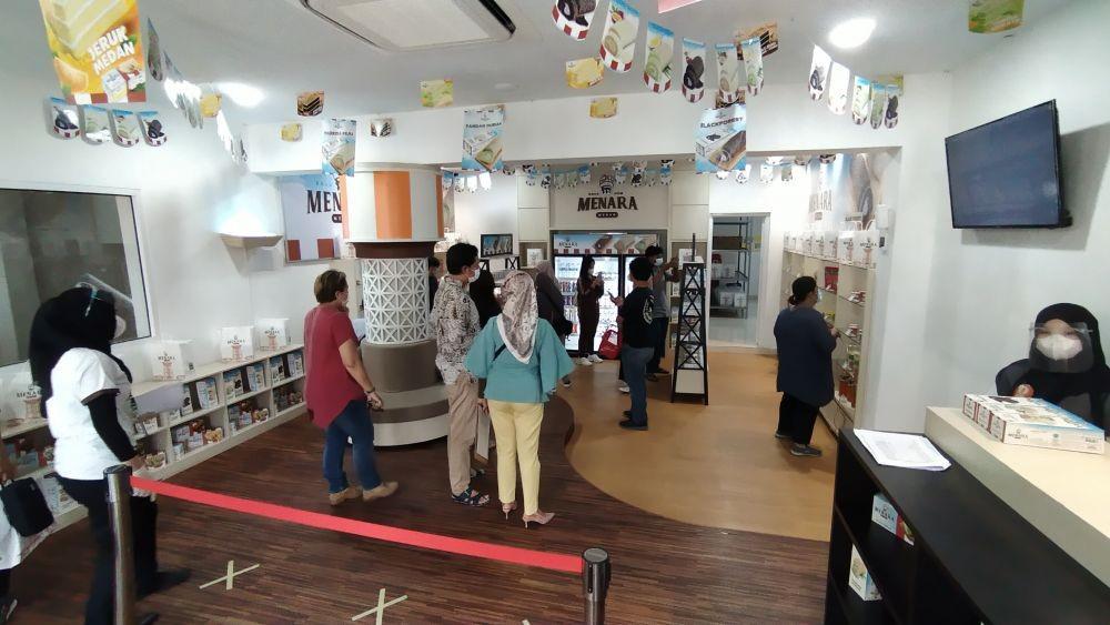Bolu Stim Menara oleh-oleh khas Medan (IDN Times/Arifin Al Alamudi)