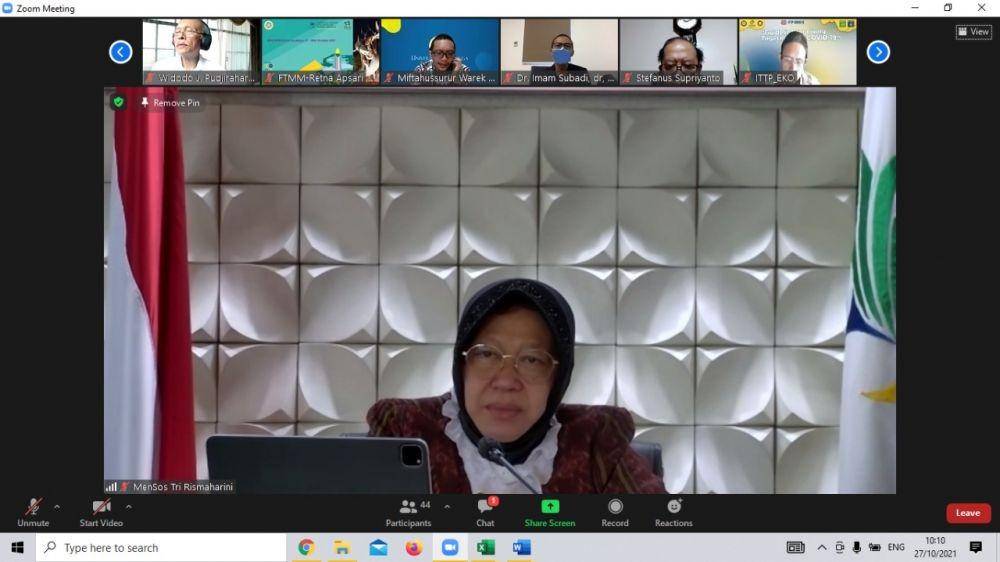 Menteri Sosial Tri Rismaharini memaparkan strategi terkait penanganan permasalahan sosial di Indonesia dalam perhelatan “Excellence in Leadership Medallion Award” dari Asia Pacific Academic Consortium For Publich Health (APACPH) 52nd yang digelar secara virtual/dok Kemensos.