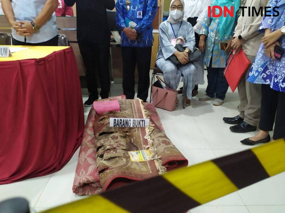 Pria paruh baya berinisial DM (56) tega berbuat cabul pada anak tiri dan anak kandungnya. (IDN Times/Tama Yudha Wiguna)