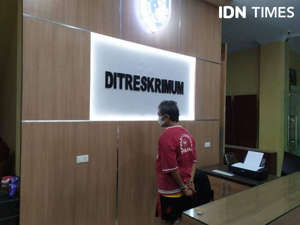 Pria paruh baya berinisial DM (56) tega berbuat cabul pada anak tiri dan anak kandungnya. (IDN Times/Tama Yudha Wiguna)