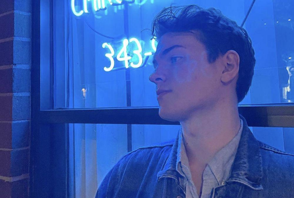 9 Potret Mitchell Sink, Kakak Sadie Sink yang Curi Atensi