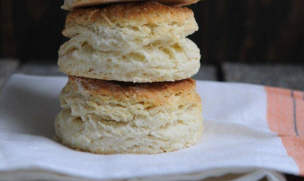 ilustrasi jarlsberg cheese biscuits (unsplash.com/Jodie Morgan)