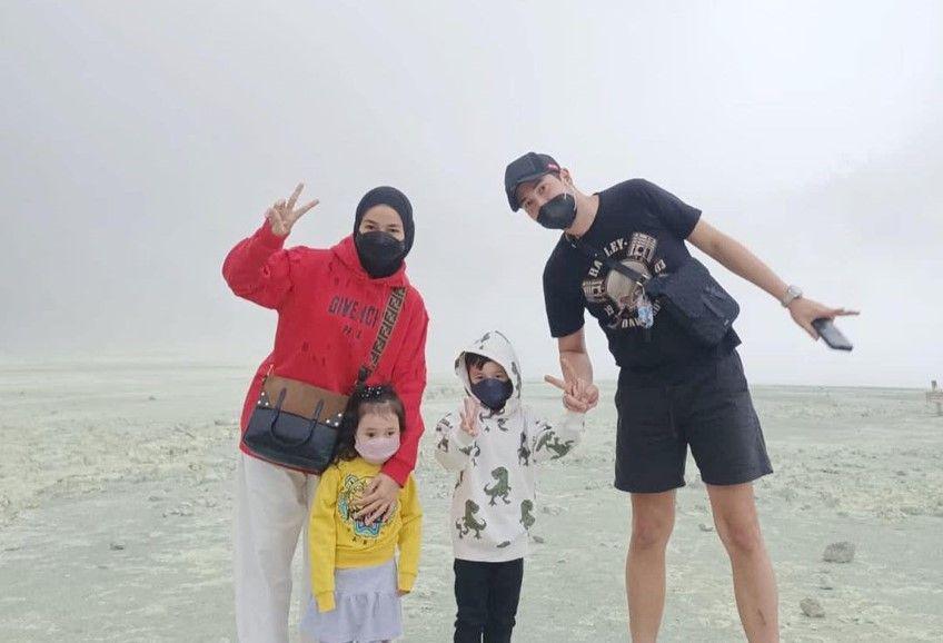 9 Potret Keluarga Donny Michael Liburan ke Kawah Putih, Seru Abis!
