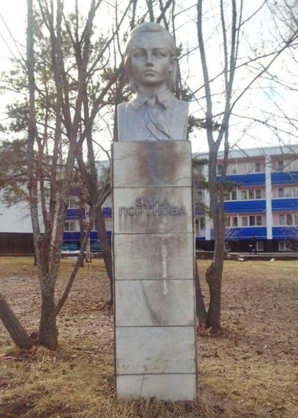 potret monumen Zinaida Portnova di bekas markas pionir di Togliatti, Russia (https://allthatsinteresting.com/)