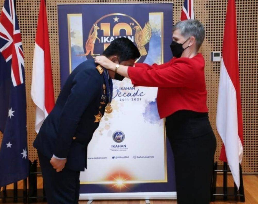 Panglima TNI Marsekal Hadi Tjahjanto ketika menerima tanda kehormatan dari Duta Besar Australia untuk Indonesia, Penny Williams (www.instagram.com/@puspentni)
