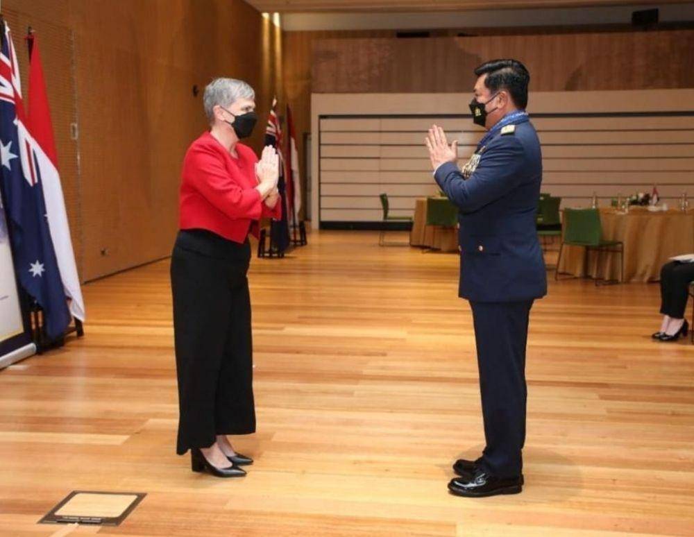 Panglima TNI Marsekal Hadi Tjahjanto ketika menerima tanda kehormatan dari Duta Besar Australia untuk Indonesia, Penny Williams (www.instagram.com/@puspentni)