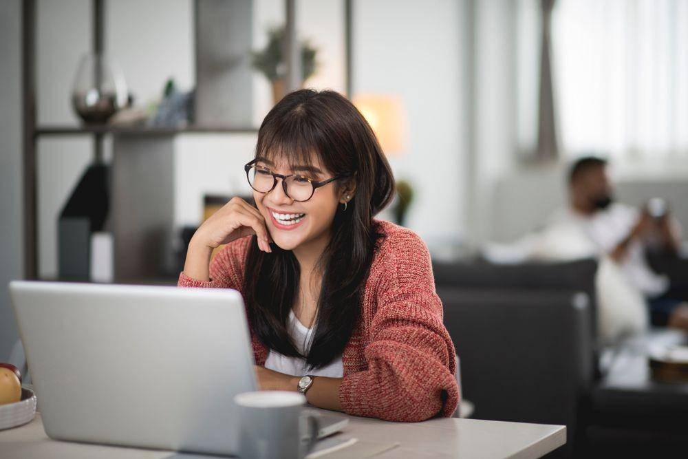 Seorang wanita menjadi penulis (Shutterstock/xmee)