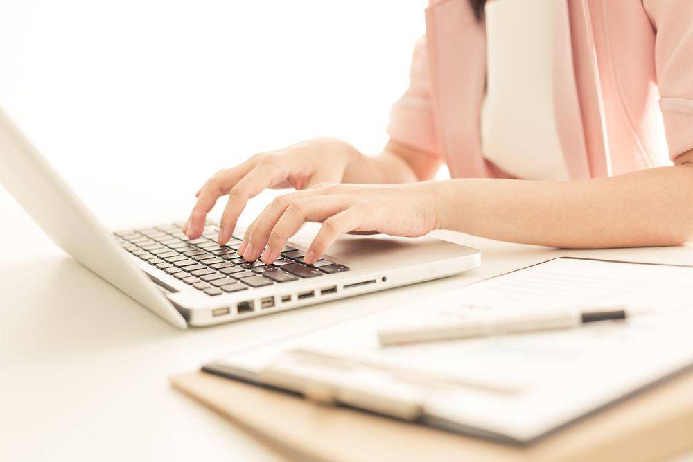 Menulis dengan laptop (Shutterstock/Portrait Image Asia)