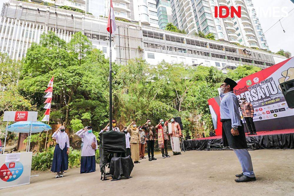 Upacara Peringatan Hari Sumpah Pemuda di Kampung Sejahtera, Kamis (28/10/2021). (IDN Times/Prayugo Utomo)