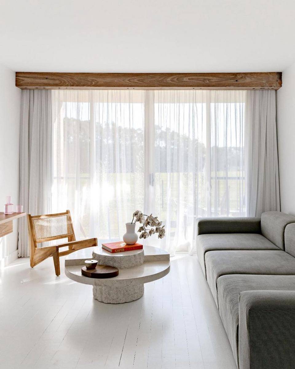 Wood beams di jendela (instagram.com/thedesignfiles)