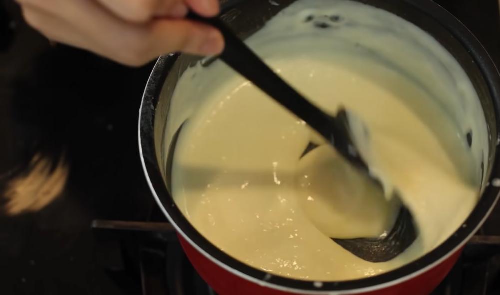 Proses pembuatan vla susu. (youtube.com/Devina Hermawan)