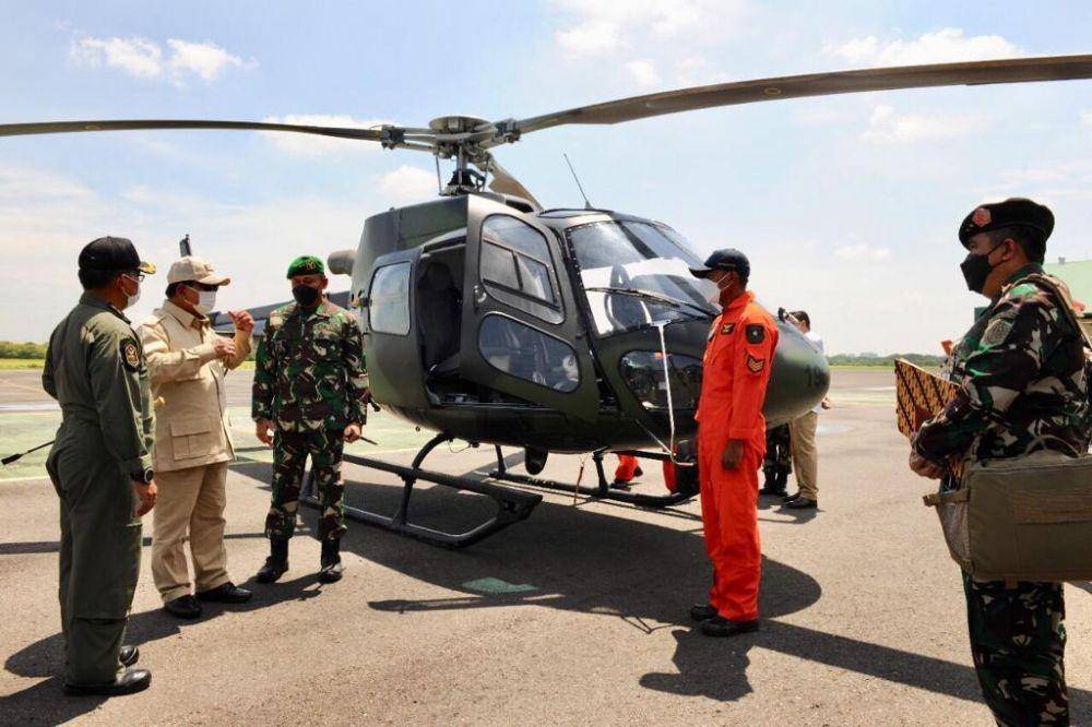 Menteri Pertahanan Prabowo Subianto ketika menyaksikan helikopter Bell 412 yang telah selesai jalani proses overhaul diserahkan ke TNI Angkatan Darat (Dokumentasi Kementerian Pertahanan)