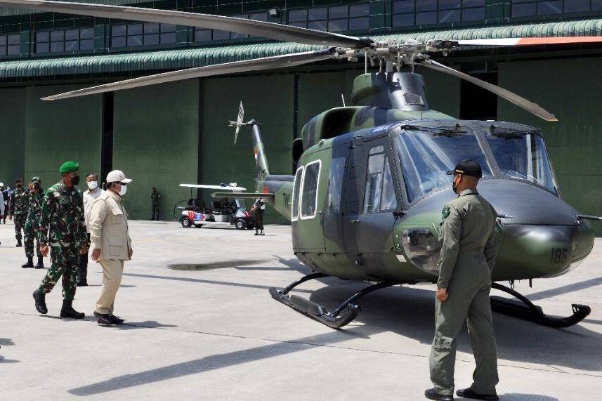 Menteri Pertahanan Prabowo Subianto ketika menyaksikan helikopter Bell 412 yang telah selesai jalani proses overhaul diserahkan ke TNI Angkatan Darat (Dokumentasi Kementerian Pertahanan)