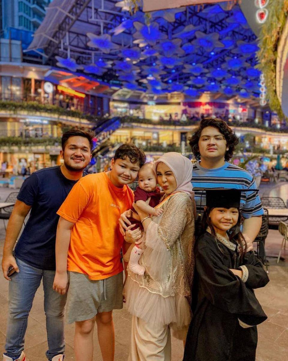 Kesha Ratuliu dan keluarga (instagram.com/kesharatuliu05)