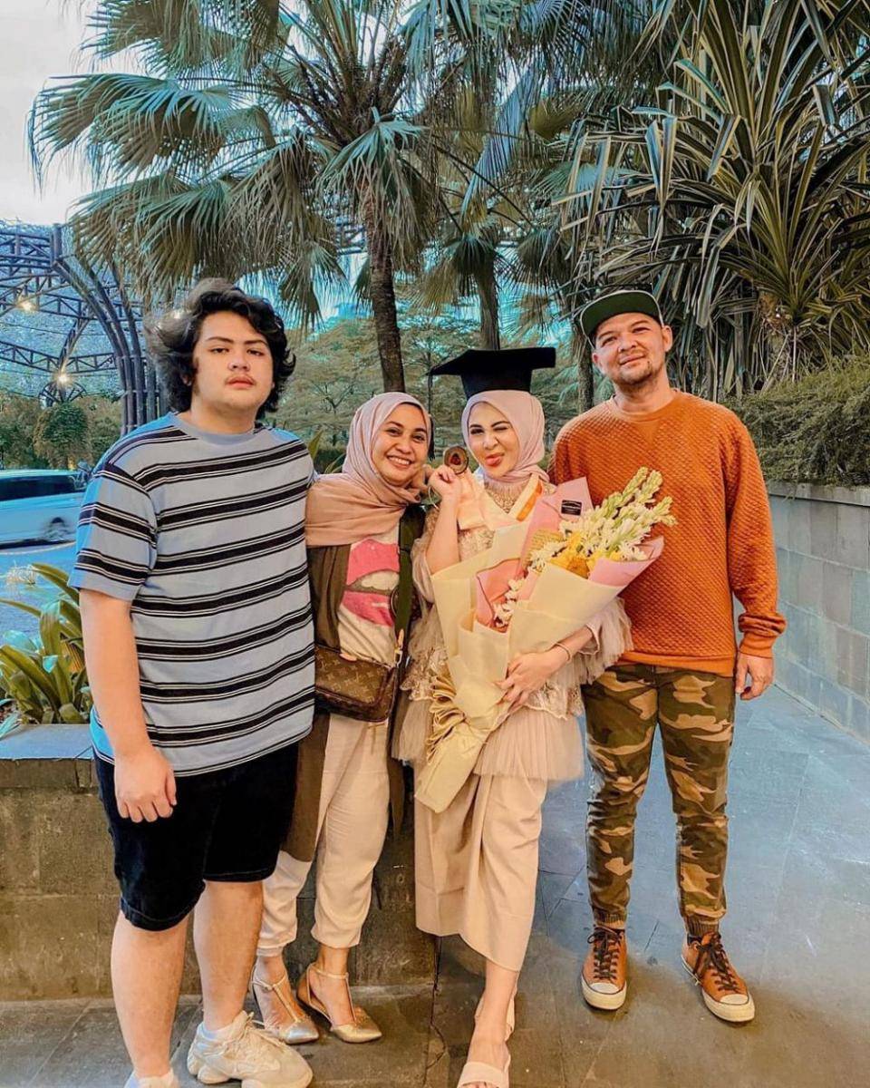 Kesha Ratuliu dan keluarga (instagram.com/kesharatuliu05)