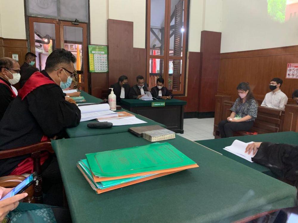 Stella Minta Keadilan Sambil Terisak di Depan Majelis Hakim