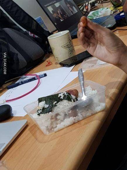 orang Indonesia makan onigiri (1cak.com)