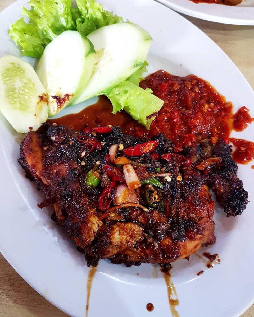 Foto Menu Makanan Lamun Ombak  (Instagram.com/wisatakuliner.padang)