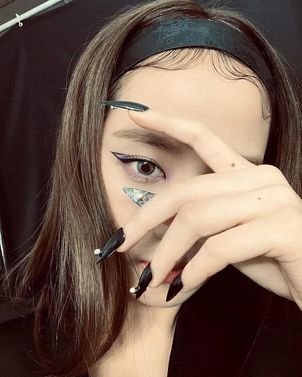 Nail art Jisoo BLACKPINK (instagram.com/jisoo.lblackpink)