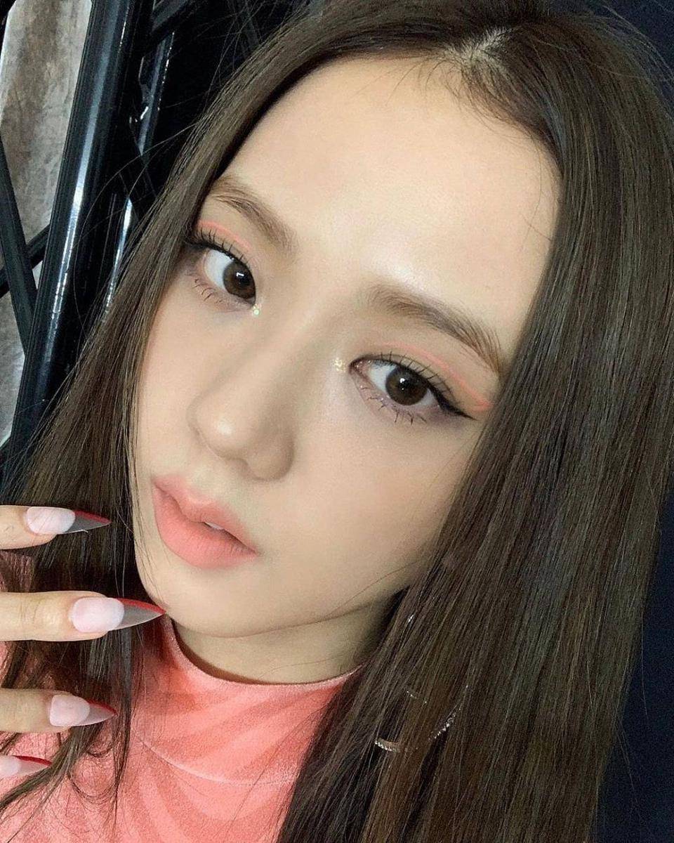 Nail art Jisoo BLACKPINK (instagram.com/jisoo.lblackpink)