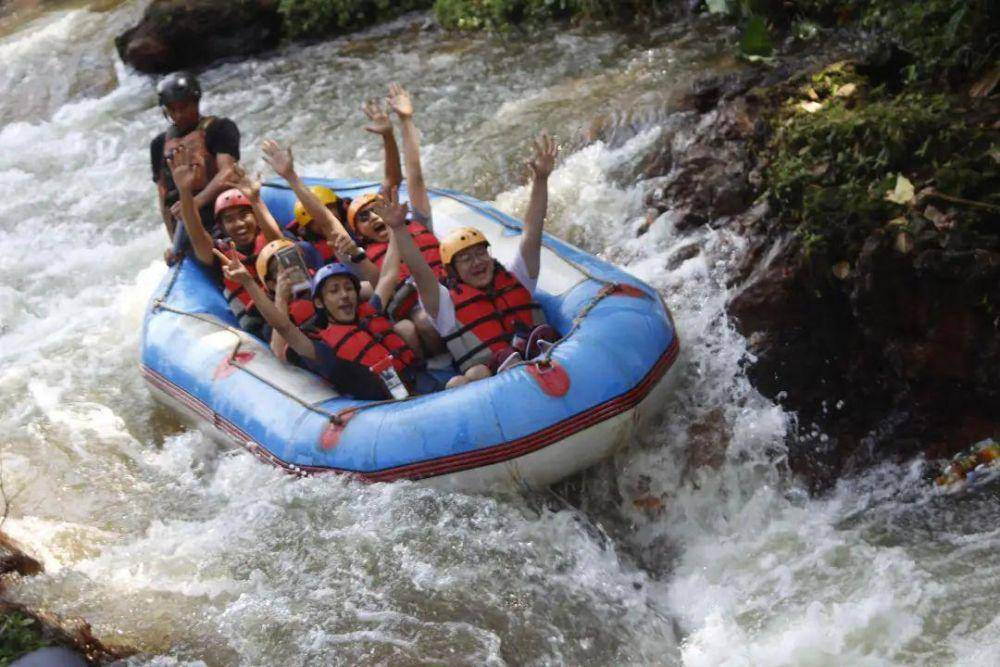 Kegiatan rafting di aliran Situ Cileunca. (instagram.com/cileuncarafting)