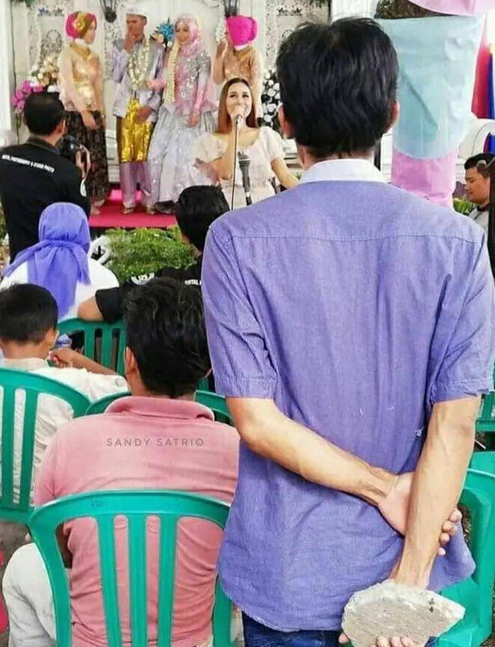 momen gagal terharu (facebook.com/kementrianhumorindonesia)