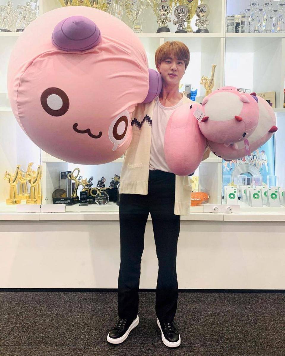 ide outfit kencan ala member BTS (Instagram.com/jin_bighitentertainment)