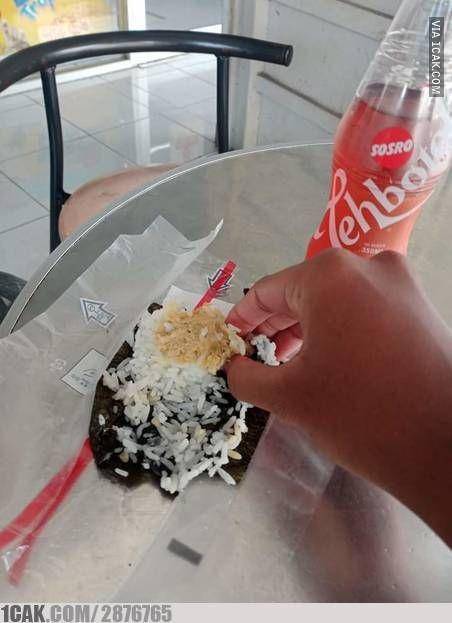 orang Indonesia makan onigiri (1cak.com)