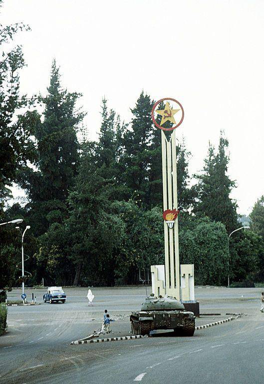 Tank T-55 berkeliaran di ibu kota Addis Ababa setelah kaisar digulingkan. (Wikipedia.org/MSGT ED BOYCE)