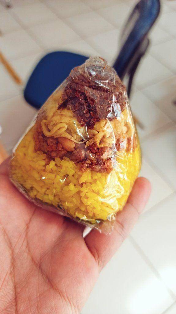 orang Indonesia makan onigiri (twitter.com/ribonk)