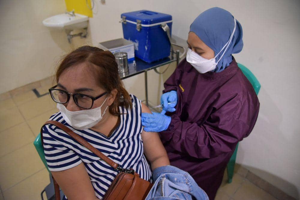 Petugas kesehatan menyuntikkan vaksin COVID-19 jenis Pfizer kepada warga saat pelaksanaan vaksinasi di Rumah Sakit Martha Friska, Medan Maimun, Medan, Sumatera Utara, Rabu (27/10/2021). (ANTARA FOTO/Fransisco Carolio)