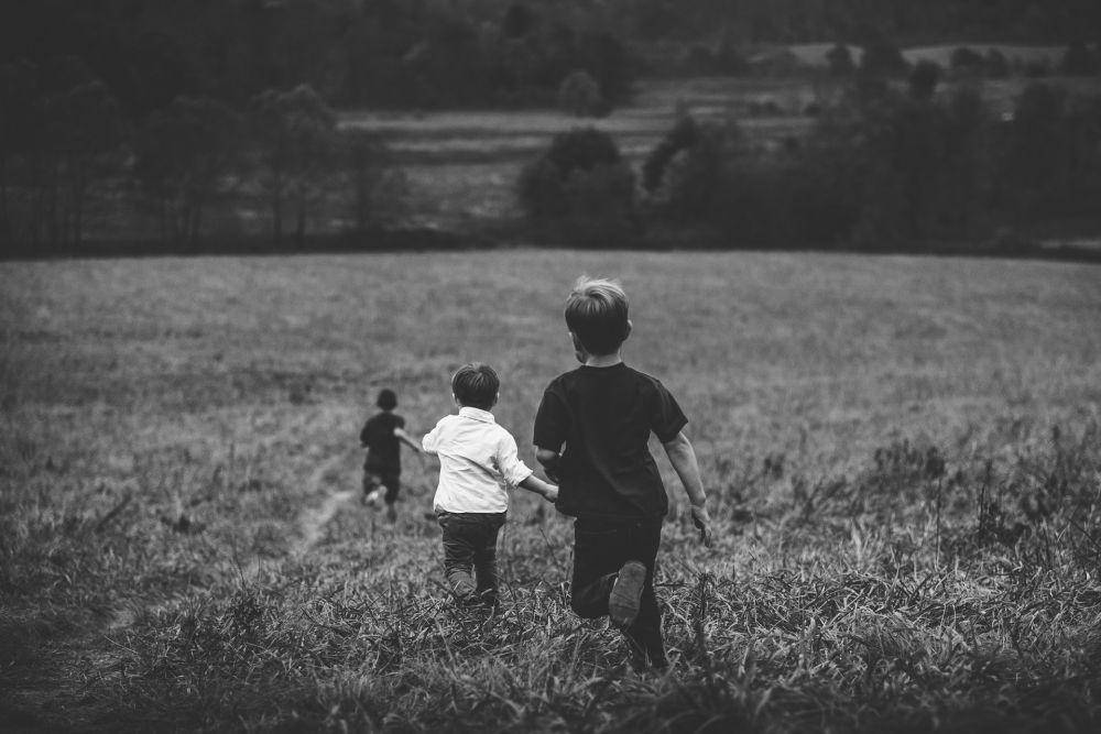 ilustrasi anak-anak berlarian (pixabay.com/Free-Photos)