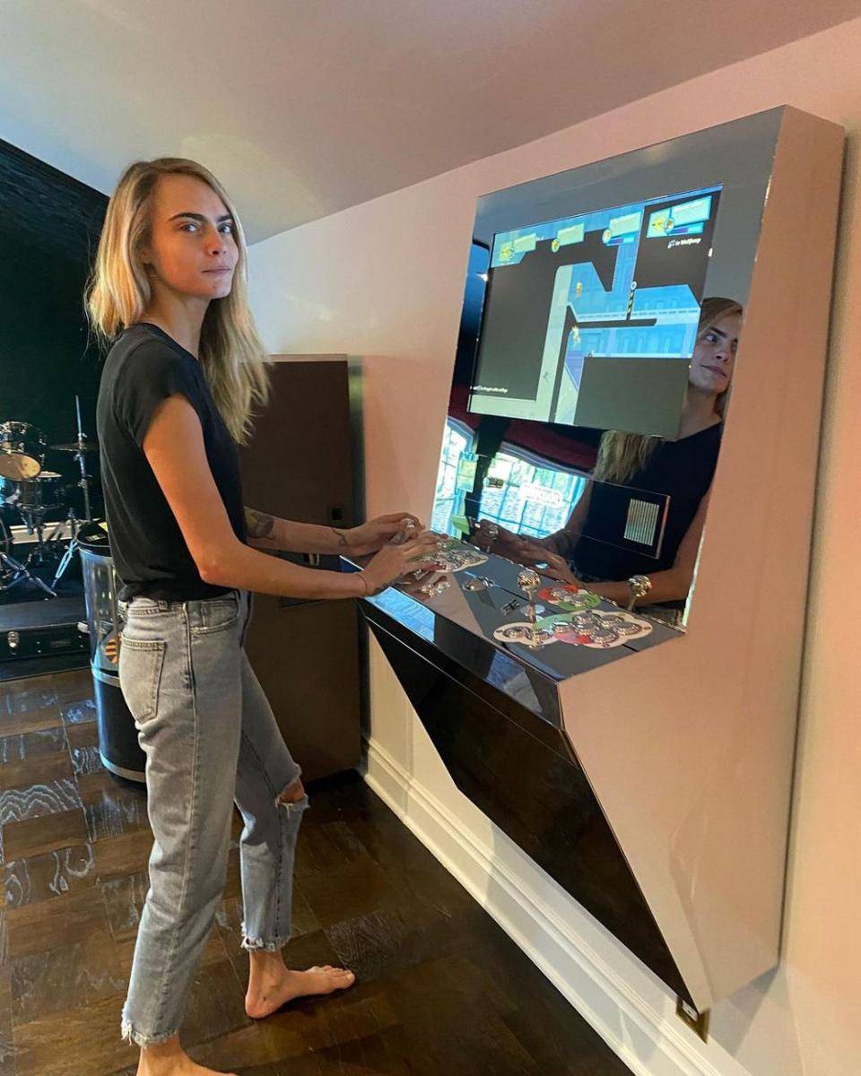 Off-Duty Style ala Cara Delevingne (instagram.com/caradelevingne)