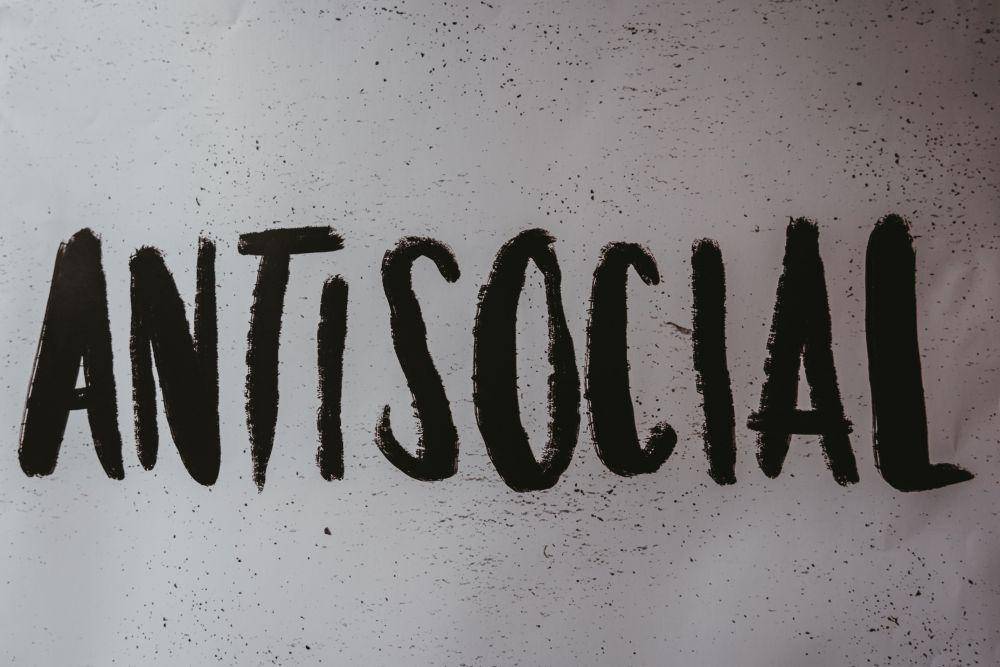 ilustrasi antisosial (unsplash.com/Claudio Schwarz)