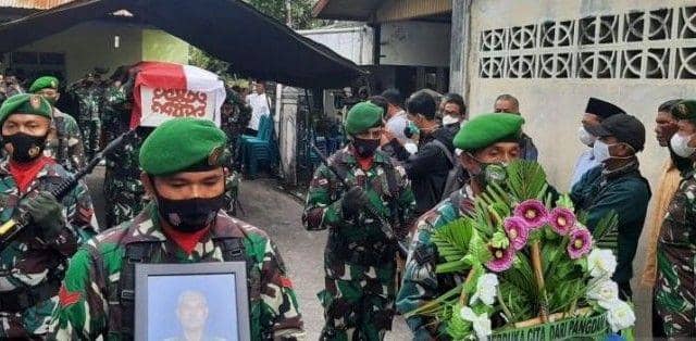 Jenazah Kapten Inf Abdul Majid dimakamkan secara militer pada Jumat, 29 Oktober 2021 usai pada Kamis kemarin ditembak orang tak dikenal (ANTARA FOTO)