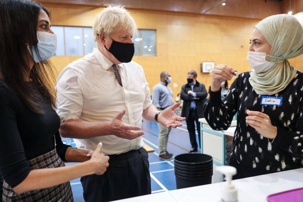 Boris Johnson dalam kunjungannya ke salah satu pusat vaksinasi COVID-19. (Twitter.com/UK Prime Minister)