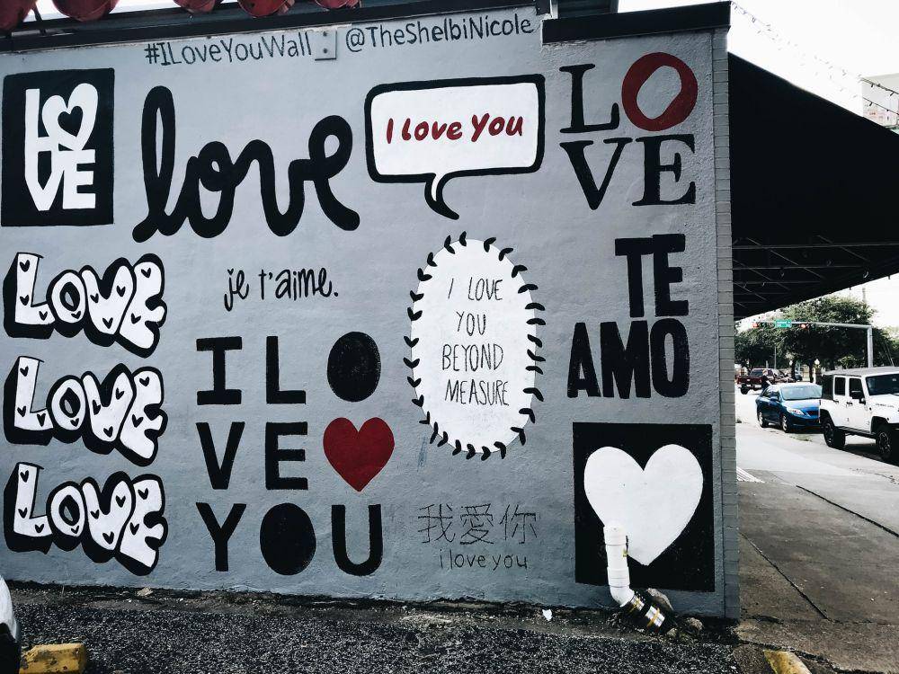 ilustrasi beragam jenis font dan bahasa bermakna sama (unsplash.com/fng137)