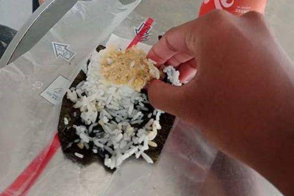 orang Indonesia makan onigiri (1cak.com)