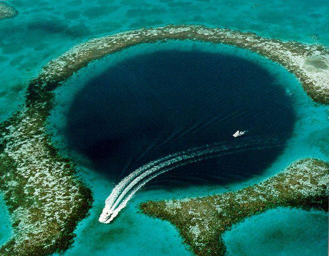potret Great Blue Hole Belize (commons.wikimedia.org/U.S. Geological Survey (USGS) Public Domain)