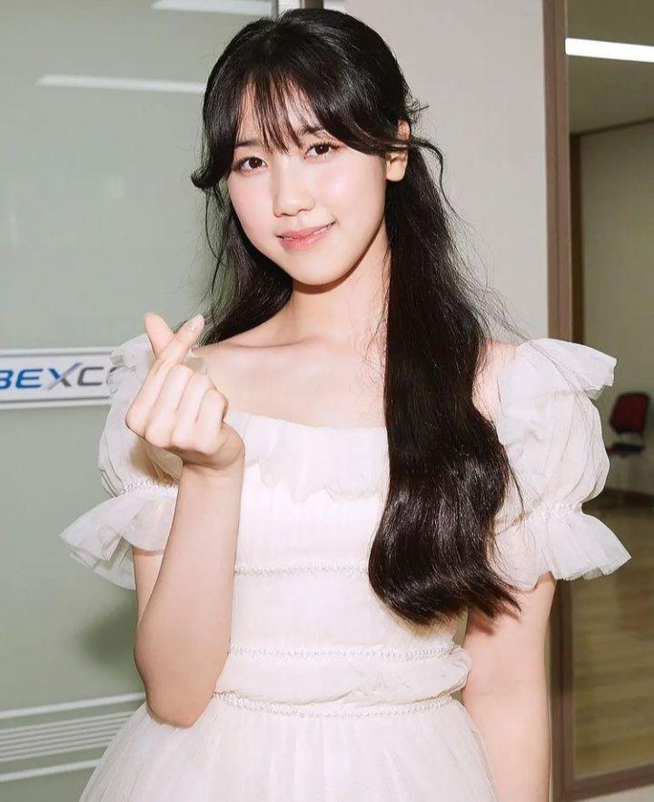 Lee Re (instagram.com/leere0312)