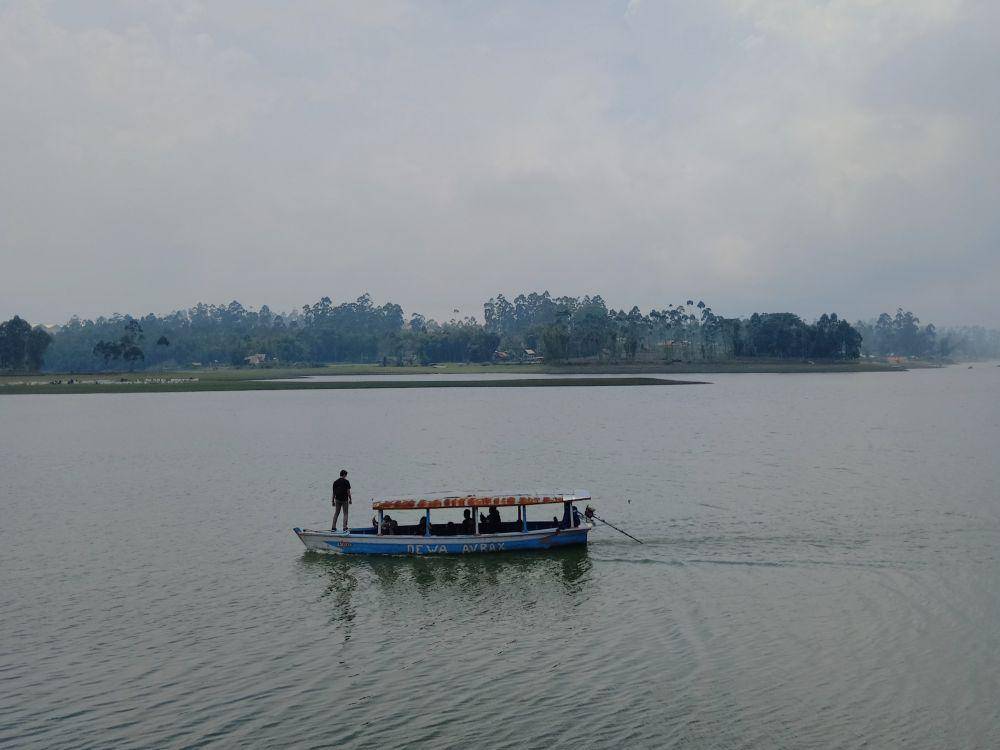 Perahu wisatawan saat melintas di Situ Cileunca. (dok. pribadi/Fajrian Nispi)