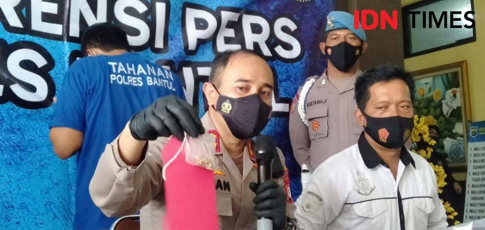 Kapolres Bantul AKBP Ihsan tunjukkan barang bukti gelang emas milik korban pembunuhan yang jenazahnya ditemukan di muara Sungai Opak Pantai Depok.(IDN Tes/Daruwaskita)