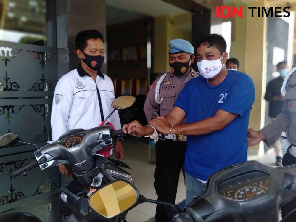 Tersangka pelaku pembunuhan yang jenazahnya ditemukan di muara Sungai Opak Pantai Depok.(IDN Times/Daruwaskita)