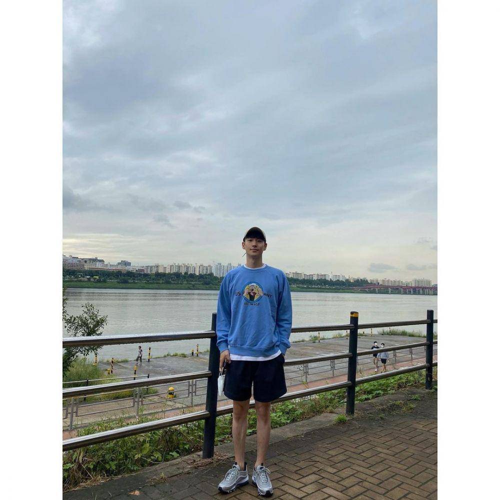 ootd sneakers Lee Je Hoon (instagram.com/leejehoon_official)
