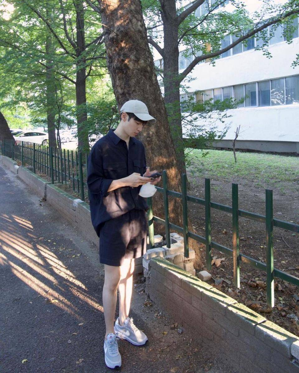 ootd sneakers Lee Je Hoon (instagram.com/leejehoon_official)