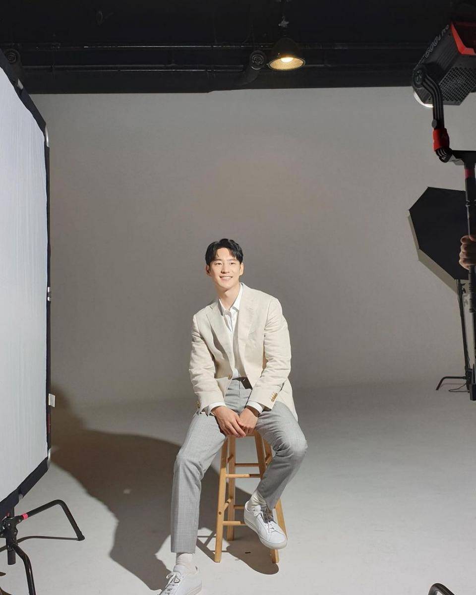 ootd sneakers Lee Je Hoon (instagram.com/leejehoon_official)